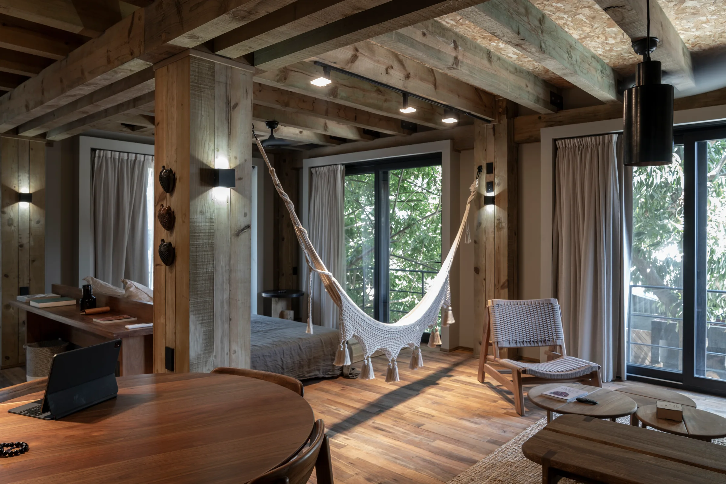 Interior real Kineki con hamaca — madera que envejece con quien la habita